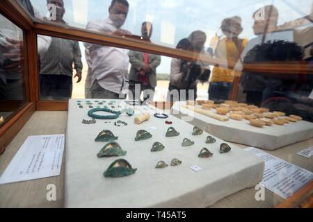 (190414) -- Gizeh, le 14 avril 2019 (Xinhua) -- les gens regardent les artefacts découverts dans une tombe de Saqqara, Egypte le 13 avril 2019. Ministère égyptien des antiquités est ouverte samedi une tombe d'un dignitaire cinquième dynastie qui a été découverte récemment à Saqqara nécropole proche de pyramides de Gizeh. Ministre des Antiquités Khaled al-Anany, avec 52 ambassadeurs et les attachés culturels des affaires arabes et africains, a visité la nécropole de Saqqara à inspecter le tombeau d'Khuwy, qui a vécu à la fin de la cinquième dynastie de l'Ancien Empire. L'ancien royaume de l'Égypte est la période s'étendant sur 26 Banque D'Images