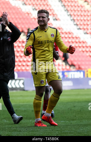 Londres, Royaume-Uni. 13Th apr 2019. Charlton Athletic Gardien Dillon Phillips célèbre la victoire avec les partisans d'accueil au cours de l'EFL Sky Bet League 1 match entre Charlton Athletic et Luton Town, dans la vallée, Londres, Angleterre le 13 avril 2019. Photo de Ken d'Étincelles. Usage éditorial uniquement, licence requise pour un usage commercial. Aucune utilisation de pari, de jeux ou d'un seul club/ligue/dvd publications. Credit : UK Sports Photos Ltd/Alamy Live News Banque D'Images