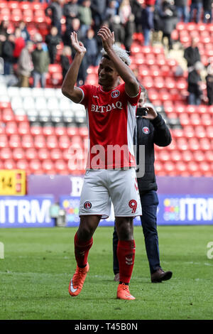 Londres, Royaume-Uni. 13Th apr 2019. Lyle Taylor de Charlton Athletic célèbre à la fin du match au cours de l'EFL Sky Bet League 1 match entre Charlton Athletic et Luton Town, dans la vallée, Londres, Angleterre le 13 avril 2019. Photo de Ken d'Étincelles. Usage éditorial uniquement, licence requise pour un usage commercial. Aucune utilisation de pari, de jeux ou d'un seul club/ligue/dvd publications. Credit : UK Sports Photos Ltd/Alamy Live News Banque D'Images