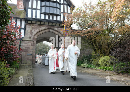 Hereford, Herefordshire, Angleterre. 14 avr 2019. Procession depuis le palais des évêques à la Cathédrale de Hereford. Dimanche des Rameaux célèbre l'arrivée triomphale de Jésus Christ à Jérusalem monté sur un âne dans les rues couvertes de feuilles de palmier et est célébré aujourd'hui comme le début de la dernière semaine de Carême avant Pâques - Crédit : Steven Mai/Alamy Live News Banque D'Images