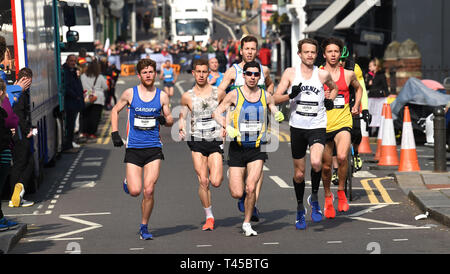 Brighton, Sussex, UK. 14 avr, 2019. Les premiers leaders dans ce ans Brighton Marathon qui célèbre son 10e anniversaire Crédit : Simon Dack/Alamy Live News Banque D'Images
