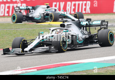 Shanghai, Chine. 14 avr 2019. (190414) -- SHANGHAI, 14 avril 2019 (Xinhua) -- la Mercedes de Lewis Hamilton d'Angleterre dirige sa voiture au cours de la Chinese Grand Prix de Formule 1 sur le Circuit International de Shanghai à Shanghai, Chine, le 14 avril 2019. Source : Xinhua/Alamy Live News Banque D'Images