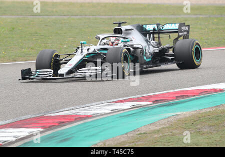 Shanghai, Chine. 14 avr 2019. (190414) -- SHANGHAI, 14 avril 2019 (Xinhua) -- la Mercedes de Lewis Hamilton d'Angleterre dirige sa voiture au cours de la Chinese Grand Prix de Formule 1 sur le Circuit International de Shanghai à Shanghai, Chine, le 14 avril 2019. Source : Xinhua/Alamy Live News Banque D'Images