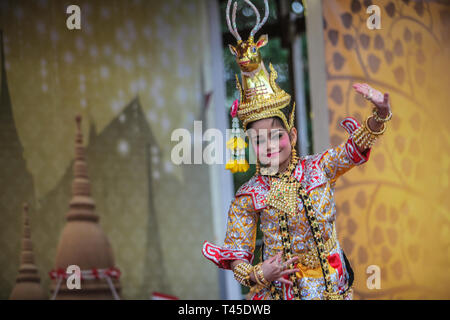 Wimbledon, Royaume-Uni. 14 avr, 2019. La communauté thaïlandaise de London célèbrent cette année le festival de Songkran, au temple thaïlandais à Wimbledon , le festival a également connu sous le nom de la nouvelle année bouddhiste .Songkran est souvent désigné comme le plus grand combat de l'eau dans le monde.La maison de vacances est traditionnellement marquée par des membres de la famille en visite et verser de l'eau sur les statues de Bouddha.Avec un marché traditionnel thaïlandais, Thai Food et danse thaïlandaise, le temple a été visité par des milliers de personnes qui viennent profiter ,mais sans les étudier de l'eau à n'importe qui près de crédit : Paul/Quezada-Neiman Alamy Live News Banque D'Images