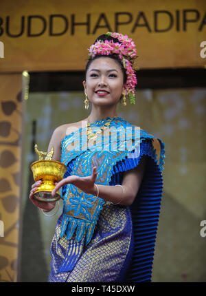 Wimbledon, Royaume-Uni. 14 avr, 2019. La communauté thaïlandaise de London célèbrent cette année le festival de Songkran, au temple thaïlandais à Wimbledon , le festival a également connu sous le nom de la nouvelle année bouddhiste .Songkran est souvent désigné comme le plus grand combat de l'eau dans le monde.La maison de vacances est traditionnellement marquée par des membres de la famille en visite et verser de l'eau sur les statues de Bouddha.Avec un marché traditionnel thaïlandais, Thai Food et danse thaïlandaise, le temple a été visité par des milliers de personnes qui viennent profiter ,mais sans les étudier de l'eau à n'importe qui près de crédit : Paul/Quezada-Neiman Alamy Live News Banque D'Images