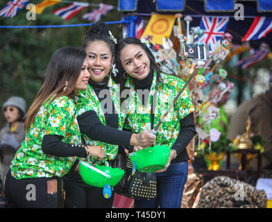 Wimbledon, Royaume-Uni. 14 avr, 2019. La communauté thaïlandaise de London célèbrent cette année le festival de Songkran, au temple thaïlandais à Wimbledon , le festival a également connu sous le nom de la nouvelle année bouddhiste .Songkran est souvent désigné comme le plus grand combat de l'eau dans le monde.La maison de vacances est traditionnellement marquée par des membres de la famille en visite et verser de l'eau sur les statues de Bouddha.Avec un marché traditionnel thaïlandais, Thai Food et danse thaïlandaise, le temple a été visité par des milliers de personnes qui viennent profiter ,mais sans les étudier de l'eau à n'importe qui près de crédit : Paul/Quezada-Neiman Alamy Live News Banque D'Images