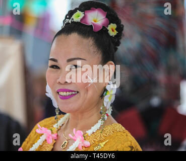 Wimbledon, Royaume-Uni. 14 avr, 2019. La communauté thaïlandaise de London célèbrent cette année le festival de Songkran, au temple thaïlandais à Wimbledon , le festival a également connu sous le nom de la nouvelle année bouddhiste .Songkran est souvent désigné comme le plus grand combat de l'eau dans le monde.La maison de vacances est traditionnellement marquée par des membres de la famille en visite et verser de l'eau sur les statues de Bouddha.Avec un marché traditionnel thaïlandais, Thai Food et danse thaïlandaise, le temple a été visité par des milliers de personnes qui viennent profiter ,mais sans les étudier de l'eau à n'importe qui près de crédit : Paul/Quezada-Neiman Alamy Live News Banque D'Images