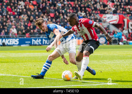 PSV Eindhoven, - De Graafschap, 14-04-2019 football, saison 2018 de l'Eredivisie néerlandaise - 2019, Stade Philips, PSV dvd Steven Bergwijn (R), De Graafschap player Bart Straalman (L) Banque D'Images