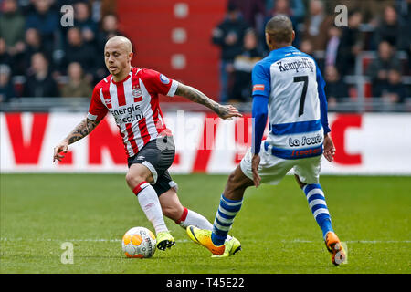 PSV Eindhoven, - De Graafschap, 14-04-2019 football, saison 2018 de l'Eredivisie néerlandaise - 2019, Philips Stadion , PSV defender Angelino ( Jose Angel Tasende ) (L) sur le ballon pendant le match PSV - De Graafschap (2-1). Banque D'Images