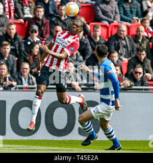 PSV Eindhoven, - De Graafschap, 14-04-2019 football, saison 2018 de l'Eredivisie néerlandaise - 2019, Philips Stadion , PSV defender Denzel Dumfries (L) sur le ballon pendant le match PSV - De Graafschap (2-1). Banque D'Images