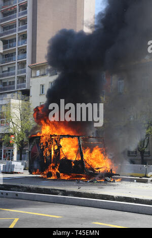 Toulouse, France. 13 avr, 2019. Jaune manifestants descendent dans la rue pour la vingt-deuxième semaine consécutive de manifestations anti-gouvernementales. La ville de Toulouse dans le sud de la France, a été la capitale du mouvement '''' sur ce samedi des manifestations. Alors que certaines parties des manifestations pacifiques sont restés, dans d'autres parties de la ville haute, les tensions ont augmenté avec la police tirant des gaz lacrymogènes et des grenades assourdissantes sur les manifestants, qui ont brûlé un van et essayé d'entrer dans des zones qu'ils avaient été interdits de. Des milliers de manifestants se sont rassemblés à Paris, aussi bien qu'ils ont été exclus de l'Champs-Ely Crédit : ZUMA Pre Banque D'Images