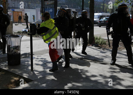 Toulouse, France. 13 avr, 2019. Jaune manifestants descendent dans la rue pour la vingt-deuxième semaine consécutive de manifestations anti-gouvernementales. La ville de Toulouse dans le sud de la France, a été la capitale du mouvement '''' sur ce samedi des manifestations. Alors que certaines parties des manifestations pacifiques sont restés, dans d'autres parties de la ville haute, les tensions ont augmenté avec la police tirant des gaz lacrymogènes et des grenades assourdissantes sur les manifestants, qui ont brûlé un van et essayé d'entrer dans des zones qu'ils avaient été interdits de. Des milliers de manifestants se sont rassemblés à Paris, aussi bien qu'ils ont été exclus de l'Champs-Ely Crédit : ZUMA Pre Banque D'Images