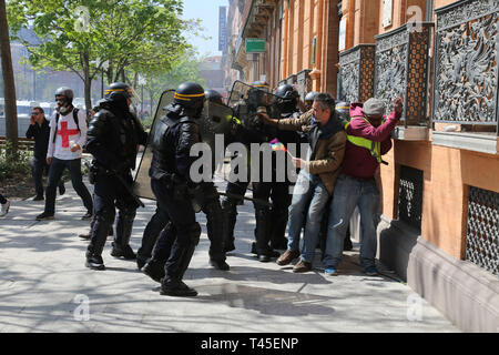 Toulouse, France. 13 avr, 2019. Jaune manifestants descendent dans la rue pour la vingt-deuxième semaine consécutive de manifestations anti-gouvernementales. La ville de Toulouse dans le sud de la France, a été la capitale du mouvement '''' sur ce samedi des manifestations. Alors que certaines parties des manifestations pacifiques sont restés, dans d'autres parties de la ville haute, les tensions ont augmenté avec la police tirant des gaz lacrymogènes et des grenades assourdissantes sur les manifestants, qui ont brûlé un van et essayé d'entrer dans des zones qu'ils avaient été interdits de. Des milliers de manifestants se sont rassemblés à Paris, aussi bien qu'ils ont été exclus de l'Champs-Ely Crédit : ZUMA Pre Banque D'Images