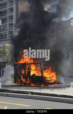 Toulouse, France. 13 avr, 2019. Jaune manifestants descendent dans la rue pour la vingt-deuxième semaine consécutive de manifestations anti-gouvernementales. La ville de Toulouse dans le sud de la France, a été la capitale du mouvement '''' sur ce samedi des manifestations. Alors que certaines parties des manifestations pacifiques sont restés, dans d'autres parties de la ville haute, les tensions ont augmenté avec la police tirant des gaz lacrymogènes et des grenades assourdissantes sur les manifestants, qui ont brûlé un van et essayé d'entrer dans des zones qu'ils avaient été interdits de. Des milliers de manifestants se sont rassemblés à Paris, aussi bien qu'ils ont été exclus de l'Champs-Ely Crédit : ZUMA Pre Banque D'Images