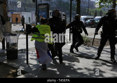 Toulouse, France. 13 avr, 2019. Jaune manifestants descendent dans la rue pour la vingt-deuxième semaine consécutive de manifestations anti-gouvernementales. La ville de Toulouse dans le sud de la France, a été la capitale du mouvement '''' sur ce samedi des manifestations. Alors que certaines parties des manifestations pacifiques sont restés, dans d'autres parties de la ville haute, les tensions ont augmenté avec la police tirant des gaz lacrymogènes et des grenades assourdissantes sur les manifestants, qui ont brûlé un van et essayé d'entrer dans des zones qu'ils avaient été interdits de. Des milliers de manifestants se sont rassemblés à Paris, aussi bien qu'ils ont été exclus de l'Champs-Ely Crédit : ZUMA Pre Banque D'Images