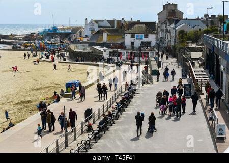 Lyme Regis, dans le Dorset, UK. 14 avril 2019. Météo britannique. Les vacanciers sur le congé scolaire de Pâques habiller chaudement pour une journée au froid et venteux d'une station balnéaire de Lyme Regis dans le Dorset. Crédit photo : Graham Hunt/Alamy Live News Banque D'Images