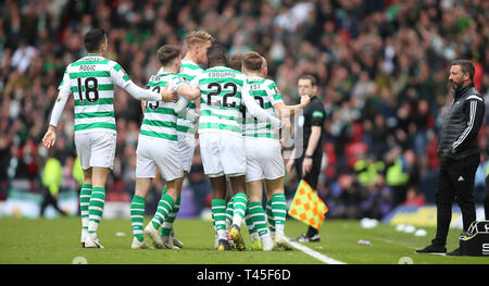 Hampden Park, Glasgow, Royaume-Uni. 14 avr, 2019. Scottish Cup football, demi-finale, Aberdeen contre Celtic ; James Forrest de Celtic célèbre rendant à Celtic 1-0 à la 46ème minute alors que Derek McInnes Aberdeen Manager ressemble à crédit : Action Plus Sport/Alamy Live News Banque D'Images