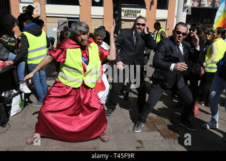 Toulouse, France. 13 avr, 2019. Jaune manifestants descendent dans la rue pour la vingt-deuxième semaine consécutive de manifestations anti-gouvernementales. La ville de Toulouse dans le sud de la France, a été la capitale du mouvement '''' sur ce samedi des manifestations. Alors que certaines parties des manifestations pacifiques sont restés, dans d'autres parties de la ville haute, les tensions ont augmenté avec la police tirant des gaz lacrymogènes et des grenades assourdissantes sur les manifestants, qui ont brûlé un van et essayé d'entrer dans des zones qu'ils avaient été interdits de. Des milliers de manifestants se sont rassemblés à Paris, aussi bien qu'ils ont été exclus de l'Champs-Ely Crédit : ZUMA Pre Banque D'Images