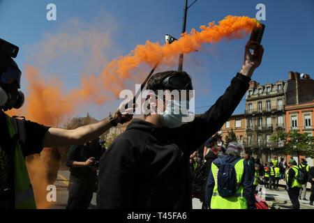 Toulouse, France. 13 avr, 2019. Jaune manifestants descendent dans la rue pour la vingt-deuxième semaine consécutive de manifestations anti-gouvernementales. La ville de Toulouse dans le sud de la France, a été la capitale du mouvement '''' sur ce samedi des manifestations. Alors que certaines parties des manifestations pacifiques sont restés, dans d'autres parties de la ville haute, les tensions ont augmenté avec la police tirant des gaz lacrymogènes et des grenades assourdissantes sur les manifestants, qui ont brûlé un van et essayé d'entrer dans des zones qu'ils avaient été interdits de. Des milliers de manifestants se sont rassemblés à Paris, aussi bien qu'ils ont été exclus de l'Champs-Ely Crédit : ZUMA Pre Banque D'Images