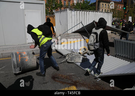 Toulouse, France. 13 avr, 2019. Jaune manifestants descendent dans la rue pour la vingt-deuxième semaine consécutive de manifestations anti-gouvernementales. La ville de Toulouse dans le sud de la France, a été la capitale du mouvement '''' sur ce samedi des manifestations. Alors que certaines parties des manifestations pacifiques sont restés, dans d'autres parties de la ville haute, les tensions ont augmenté avec la police tirant des gaz lacrymogènes et des grenades assourdissantes sur les manifestants, qui ont brûlé un van et essayé d'entrer dans des zones qu'ils avaient été interdits de. Des milliers de manifestants se sont rassemblés à Paris, aussi bien qu'ils ont été exclus de l'Champs-Ely Crédit : ZUMA Pre Banque D'Images