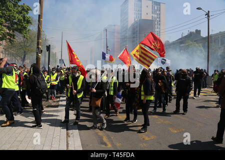 Toulouse, France. 13 avr, 2019. Jaune manifestants descendent dans la rue pour la vingt-deuxième semaine consécutive de manifestations anti-gouvernementales. La ville de Toulouse dans le sud de la France, a été la capitale du mouvement '''' sur ce samedi des manifestations. Alors que certaines parties des manifestations pacifiques sont restés, dans d'autres parties de la ville haute, les tensions ont augmenté avec la police tirant des gaz lacrymogènes et des grenades assourdissantes sur les manifestants, qui ont brûlé un van et essayé d'entrer dans des zones qu'ils avaient été interdits de. Des milliers de manifestants se sont rassemblés à Paris, aussi bien qu'ils ont été exclus de l'Champs-Ely Crédit : ZUMA Pre Banque D'Images