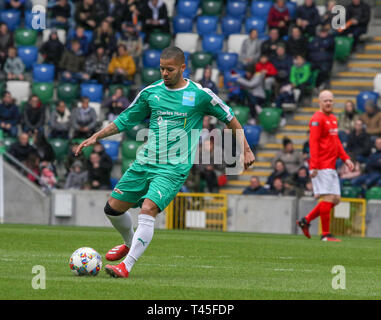 Windsor Park, Belfast, Irlande du Nord, Royaume-Uni. 14 avr, 2019. 'Ma' - Hommage à une célébrité match de football organisé par le Soccer Sellebrity avec Calum Best (fils de George Best, Manchester United l'Irlande du Nord et la légende) L'un des moteurs, avec d'autres, derrière elle. L'événement permettra d'amasser des fonds pour l'AOCNA (Association Nationale pour les enfants d'alcooliques) et l'Irish Sea Foundation. L'action de l'événement d'aujourd'hui. Crédit : David Hunter/Alamy Live News. Banque D'Images