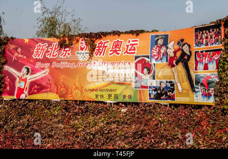 Le District de Yanqing, Badaling, la Chine. 19 Oct, 2006. Une grande bannière de publicité mulicolored les Jeux Olympiques d'été de 2008 sur l'affichage dans près de Badaling de la Grande Muraille de Chine. Credit : Arnold Drapkin/ZUMA/Alamy Fil Live News Banque D'Images