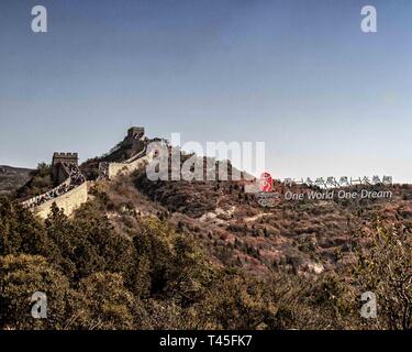 Le District de Yanqing, Badaling, la Chine. 19 Oct, 2006. Une énorme publicité inscription les Jeux Olympiques d'été de 2008 à Pékin au sommet d'une montagne près de la Grande Muraille de Chine à Badaling. Credit : Arnold Drapkin/ZUMA/Alamy Fil Live News Banque D'Images