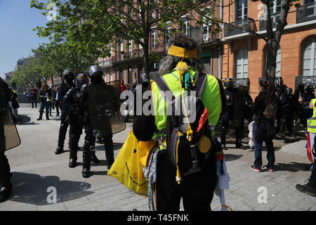 Toulouse, France. 13 avr, 2019. Jaune manifestants descendent dans la rue pour la vingt-deuxième semaine consécutive de manifestations anti-gouvernementales. La ville de Toulouse dans le sud de la France, a été la capitale du mouvement '''' sur ce samedi des manifestations. Alors que certaines parties des manifestations pacifiques sont restés, dans d'autres parties de la ville haute, les tensions ont augmenté avec la police tirant des gaz lacrymogènes et des grenades assourdissantes sur les manifestants, qui ont brûlé un van et essayé d'entrer dans des zones qu'ils avaient été interdits de. Des milliers de manifestants se sont rassemblés à Paris, aussi bien qu'ils ont été exclus de l'Champs-Ely Crédit : ZUMA Pre Banque D'Images