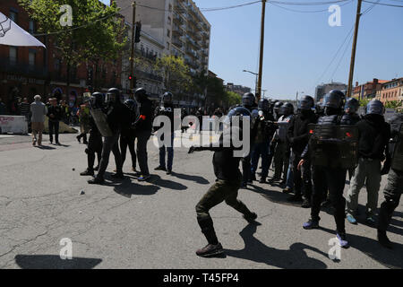 Toulouse, France. 13 avr, 2019. Jaune manifestants descendent dans la rue pour la vingt-deuxième semaine consécutive de manifestations anti-gouvernementales. La ville de Toulouse dans le sud de la France, a été la capitale du mouvement '''' sur ce samedi des manifestations. Alors que certaines parties des manifestations pacifiques sont restés, dans d'autres parties de la ville haute, les tensions ont augmenté avec la police tirant des gaz lacrymogènes et des grenades assourdissantes sur les manifestants, qui ont brûlé un van et essayé d'entrer dans des zones qu'ils avaient été interdits de. Des milliers de manifestants se sont rassemblés à Paris, aussi bien qu'ils ont été exclus de l'Champs-Ely Crédit : ZUMA Pre Banque D'Images