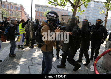 Toulouse, France. 13 avr, 2019. Jaune manifestants descendent dans la rue pour la vingt-deuxième semaine consécutive de manifestations anti-gouvernementales. La ville de Toulouse dans le sud de la France, a été la capitale du mouvement '''' sur ce samedi des manifestations. Alors que certaines parties des manifestations pacifiques sont restés, dans d'autres parties de la ville haute, les tensions ont augmenté avec la police tirant des gaz lacrymogènes et des grenades assourdissantes sur les manifestants, qui ont brûlé un van et essayé d'entrer dans des zones qu'ils avaient été interdits de. Des milliers de manifestants se sont rassemblés à Paris, aussi bien qu'ils ont été exclus de l'Champs-Ely Crédit : ZUMA Pre Banque D'Images