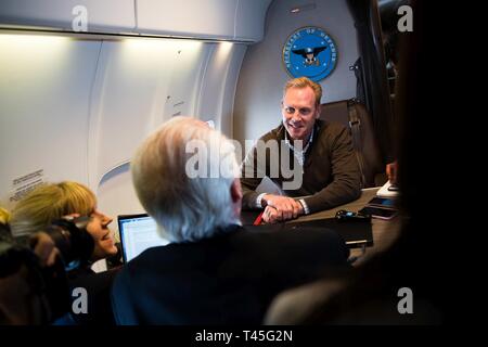 Le Secrétaire de la Défense par intérim des États-Unis Patrick M. Shanahan s'adresse aux journalistes lors d'un vol d'El Paso, TX., après la visite de l'US frontière sud le 23 février 2019. Banque D'Images