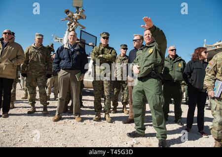 Secteur El Paso de la protection des frontières de l'agent en chef américain Aaron Hull mémoires Secrétaire par intérim de la Défense Patrick M. Shanahan, Présidents de l'état-major interarmées, le général du Corps des Marines des États-Unis Joseph Dunford, et le Sous Secrétaire à la gestion pour le ministère de la sécurité intérieure Claire M. Grady au cours d'une visite à la frontière du sud des États-Unis, le 23 février 2019. Banque D'Images