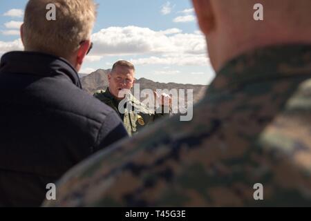 Secteur El Paso de la protection des frontières de l'agent en chef américain Aaron Hull mémoires Secrétaire par intérim de la Défense Patrick M. Shanahan, Présidents de l'état-major interarmées, le général du Corps des Marines des États-Unis Joseph Dunford, et le Sous Secrétaire à la gestion pour le ministère de la sécurité intérieure Claire M. Grady au cours d'une visite à la frontière du sud des États-Unis, le 23 février 2019. Banque D'Images