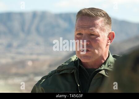 Secteur El Paso de la protection des frontières de l'agent en chef américain Aaron Hull mémoires Secrétaire par intérim de la Défense Patrick M. Shanahan, Présidents de l'état-major interarmées, le général du Corps des Marines des États-Unis Joseph Dunford, et le Sous Secrétaire à la gestion pour le ministère de la sécurité intérieure Claire M. Grady au cours d'une visite à la frontière du sud des États-Unis, le 23 février 2019. Banque D'Images