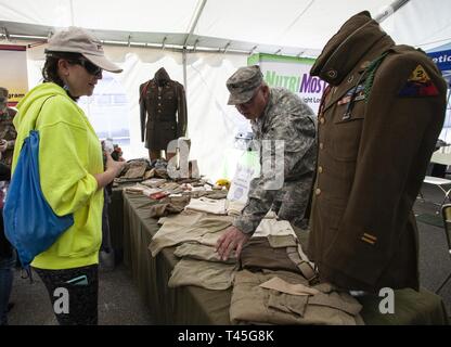 Réserve militaire de l'État de Californie Le Sgt. Brian Grafton, du patrimoine militaire du détachement de la commande, au sud, parle de la Seconde Guerre mondiale artefacts militaires dans le cadre de la table du détachement à la course sur la base d'exécution expo, 23 février, 2019, à base d'entraînement de forces interarmées, Los Alamitos, en Californie. Les organisateurs de la course de 8 000 personnes ont assisté à l'estimation de la race et de l'expo. Banque D'Images