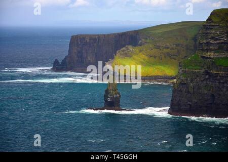 Les falaises de Moher, sur la côte ouest de l'Irlande dans le comté de Clare. Banque D'Images