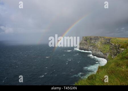 Un double arc-en-ciel sur les falaises de Moher sur la côte ouest de l'Irlande dans le comté de Clare. Banque D'Images