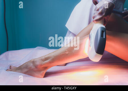 Woman getting Traitement laser en centre medical spa, épilation permanente concept. Banque D'Images