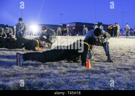 Fantassin Expert candidats badge attribué à l'équipe de combat de la 2e Brigade d'infanterie, 4e Division d'infanterie, effectuer des push-ups tout en participant au test de condition physique de l'armée, le 25 février 2019, à Fort Carson, Colorado. Le test a été le premier événement pour le week-ling à l'essai pour les soldats. Banque D'Images