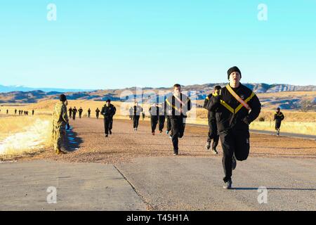 Fantassin Expert candidats badge attribué à l'équipe de combat de la 2e Brigade d'infanterie, 4e Division d'infanterie, effectuer une course de quatre milles tout en participant au test de condition physique de l'armée, le 25 février 2019, à Fort Carson, Colorado. Le test a été le premier événement pour le week-ling à l'essai pour les soldats. Banque D'Images