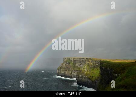 Un arc-en-ciel sur les falaises de Moher sur la côte ouest de l'Irlande dans le comté de Clare. Banque D'Images