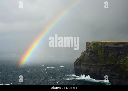 Un arc-en-ciel colorés sur les falaises de Moher sur la côte ouest de l'Irlande dans le comté de Clare. Banque D'Images