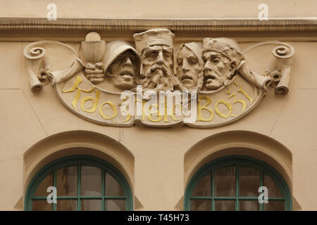 Hussites représentés dans la décoration en stuc de la maison d'habitation dans la rue Široká à Josefov (quartier juif) à Prague, République tchèque. La maison d'habitation connue sous le nom de maison Rožánek (Dům poslance Rožánka) conçue par l'architecte tchèque Jiří Justich a été construite en 1905 par Matěj Blecha à l'angle de la rue Pařížská et de la rue Široká. Le stuc a été conçu par le sculpteur tchèque Karel Novák. Banque D'Images