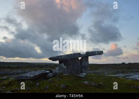 Le tombeau de pierre ou de Poulnabrone dolmen de Poulnabrone dans le Burren, comté de Clare, en Irlande, contre le ciel du soir.
