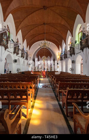 Vue verticale à l'intérieur de cathédrale Saint-Thomas à Chennai, Inde. Banque D'Images