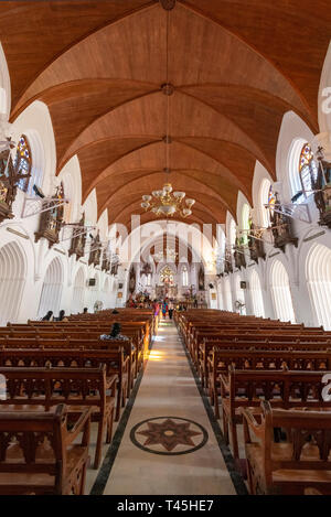 Vue verticale à l'intérieur de cathédrale Saint-Thomas à Chennai, Inde. Banque D'Images