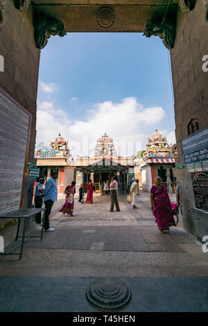 Vue verticale du Temple de Kapaleeshwara à Chennai, Inde. Banque D'Images