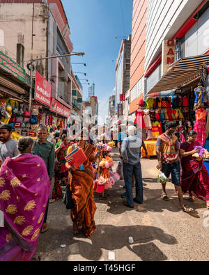 Streetview vertical d'un quartier commerçant animé, en Inde. Banque D'Images