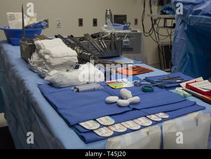 Stériliser les instruments chirurgicaux couvrant la surface d'un dessus de table sera utilisé pendant une chirurgie thoracoscopique pour retirer la partie supérieure du lobe gauche dans un patient de cancer du poumon le 26 février 2019 au Centre médical de l'USAF David Grant l'insuffisance cardiaque, pulmonaire et vasculaire centre, Travis Air Force Base, en Californie. Au cours de la procédure, les chirurgiens inséré une petite caméra (thoracoscope) dans la poitrine du patient par deux petites incisions dans la paroi thoracique. Le thoracoscope transmet des images à un écran vidéo, de guider les chirurgiens dans l'exécution de la procédure. En raison de son partenariat avec l'Administration des anciens combattants Norther Banque D'Images